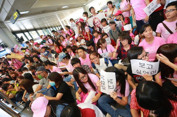 Nhìn Hoa hậu Đỗ Thị Hà về làng mà tưởng biển fan đón idol Kpop: Bà con vây kín cả khu vực, các bác gái lên đồ như đồng phục fandom - Ảnh 12.