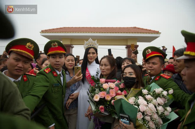 Bà hàng xóm đi nhiều chuyện với láng giềng của Đỗ Thị Hà: Ối giời ơi làng có cô Hoa hậu mà mát lòng, đời người không có lần 2 đâu! - Ảnh 12.
