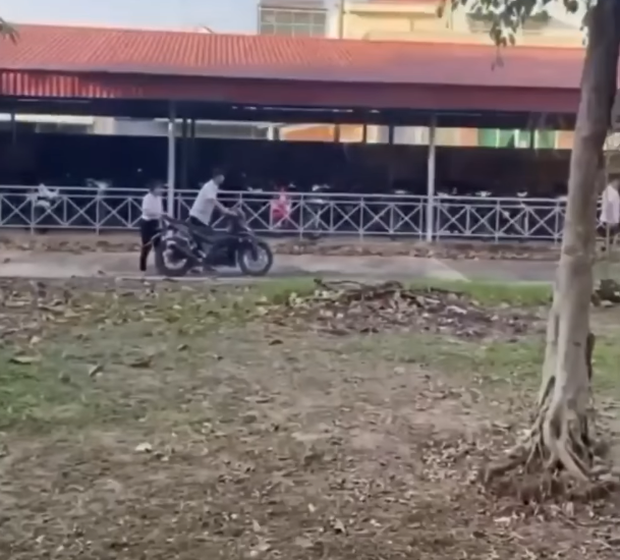 Học trò bí mật mua tặng xe máy 50 triệu khi thầy giáo than nghèo, nhưng lúc sau lại bị bóc phốt ngược? - Ảnh 2.