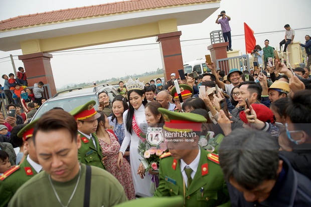 Nhìn Hoa hậu Đỗ Thị Hà về làng mà tưởng biển fan đón idol Kpop: Bà con vây kín cả khu vực, các bác gái lên đồ như đồng phục fandom - Ảnh 3.
