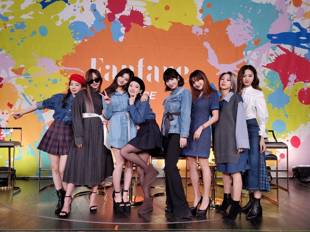 TWICE lại có một màn hát live đi vào lòng đất, bị netizen thẳng thắn chê ngồi yên một chỗ mà hát cũng không xong? - Ảnh 1. TWICE lại có một màn hát live đi vào lòng đất, bị netizen thẳng thắn chê ngồi yên một chỗ mà hát cũng không xong? - Ảnh 1.