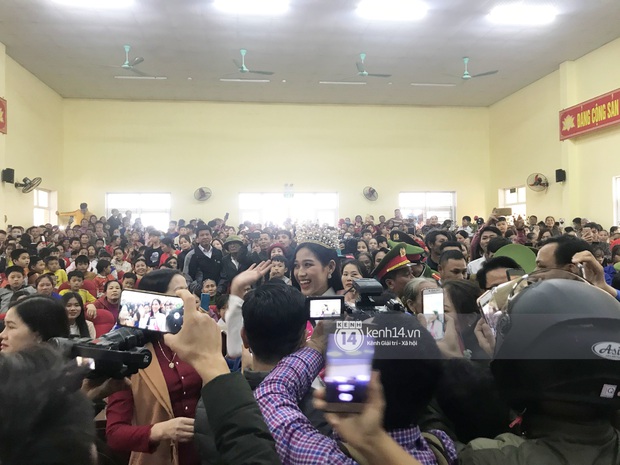 Nhìn Hoa hậu Đỗ Thị Hà về làng mà tưởng biển fan đón idol Kpop: Bà con vây kín cả khu vực, các bác gái lên đồ như đồng phục fandom - Ảnh 4.