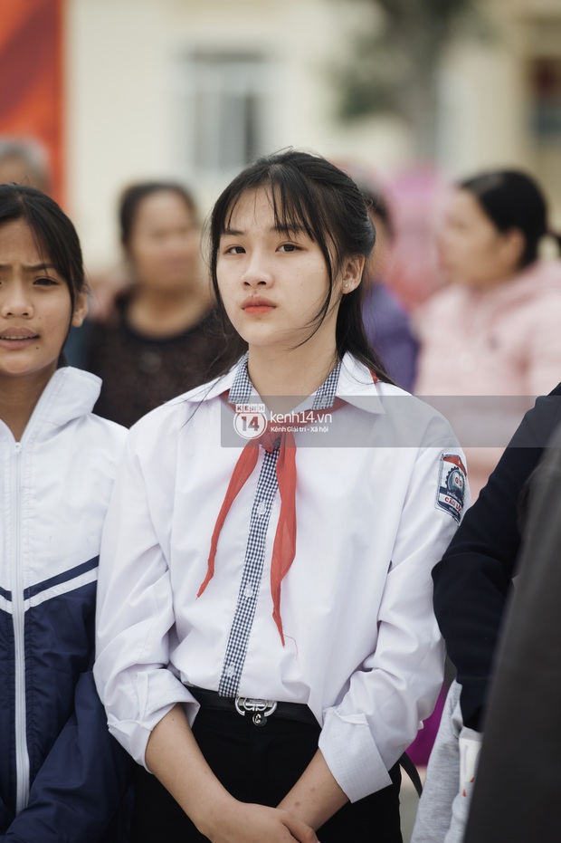 Nữ sinh cấp 2 chiếm spotlight trong ngày đón Hoa hậu Đỗ Thị Hà về quê, hạt giống nhan sắc đây rồi! - Ảnh 1.