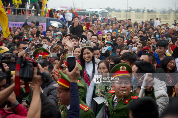 Nhìn Hoa hậu Đỗ Thị Hà về làng mà tưởng biển fan đón idol Kpop: Bà con vây kín cả khu vực, các bác gái lên đồ như đồng phục fandom - Ảnh 5.