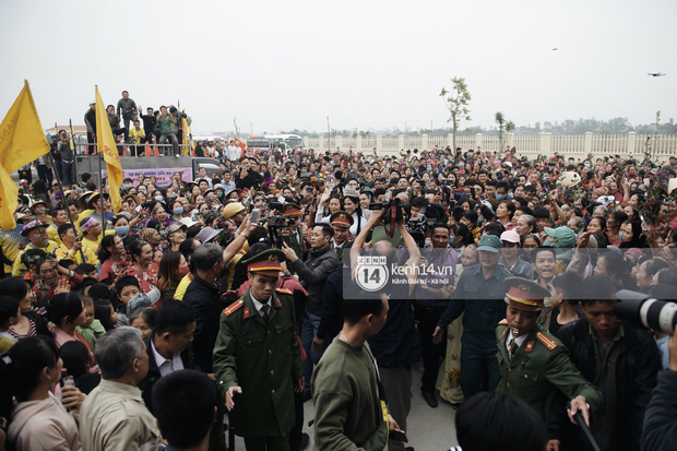 Nhìn Hoa hậu Đỗ Thị Hà về làng mà tưởng biển fan đón idol Kpop: Bà con vây kín cả khu vực, các bác gái lên đồ như đồng phục fandom - Ảnh 6.