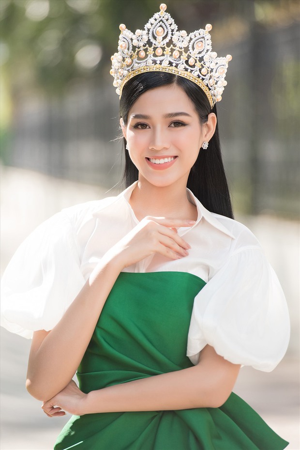 Update Miss Vietnam Do Thi Ha returns to the village: students, people in line along the aisle, parents set up theaters to welcome crowded guests - Photo 22. Update Miss Vietnam Do Thi Ha returns to the village: students, people in line along the aisle, parents set up theaters to welcome crowded guests - Photo 22.