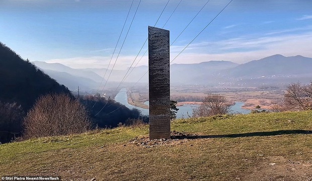 Cột kim loại bí ẩn bốc hơi khỏi sa mạc Mỹ, xuất hiện gần pháo đài Romania - Ảnh 1.