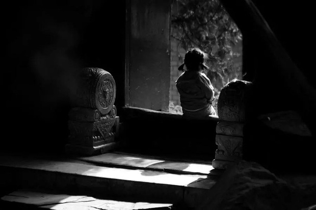 Con gái nhỏ nhìn vào góc tường bảo thấy người lạ, bố mẹ chi tiền tỷ để xua đuổi tà ma và một năm sau sự thật đau lòng hé lộ - Ảnh 1.