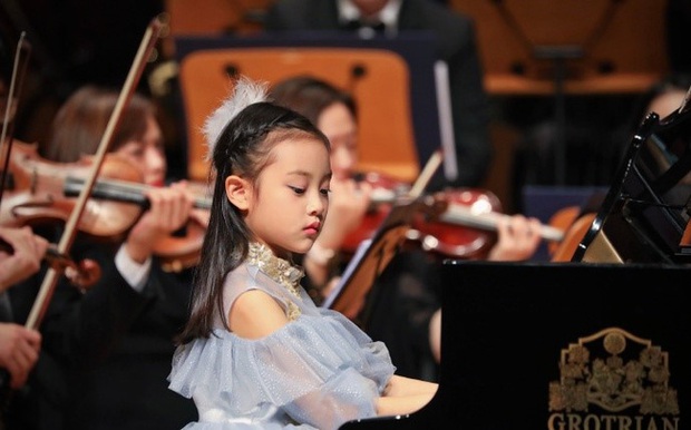 Từng bị chê bai ngoại hình xấu xí, sao nhí nổi tiếng lột xác ở tuổi lên 8, cách được mẹ dạy khiến những người kỳ thị xưa kia quay ngoắt thái độ - Ảnh 2.