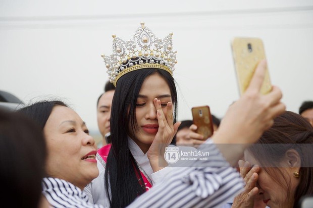 Nữ sinh cấp 2 chiếm spotlight trong ngày đón Hoa hậu Đỗ Thị Hà về quê, hạt giống nhan sắc đây rồi! - Ảnh 5.