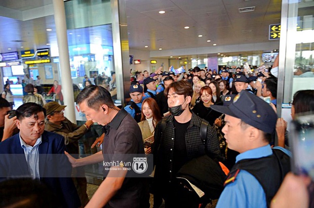 Nhìn Hoa hậu Đỗ Thị Hà về làng mà tưởng biển fan đón idol Kpop: Bà con vây kín cả khu vực, các bác gái lên đồ như đồng phục fandom - Ảnh 9.