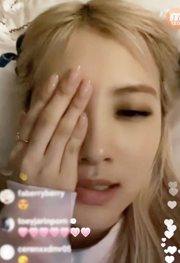 Rosé (BLACKPINK) cũng có lúc quên mình cực giàu: Đang livestream bỗng trở nên hốt hoảng, chuyện gì đây? - Ảnh 3. Rosé (BLACKPINK) cũng có lúc quên mình cực giàu: Đang livestream bỗng trở nên hốt hoảng, chuyện gì đây? - Ảnh 3.