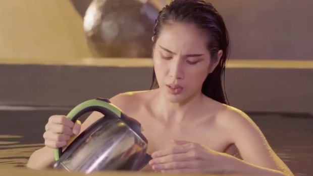 Thuỷ Tiên phải ôm bình nước sôi để chống lạnh, fan cứng Linda phấn khích dù chỉ đóng vai nô tì trong MV - Ảnh 9. Thuỷ Tiên phải ôm bình nước sôi để chống lạnh, fan cứng Linda phấn khích dù chỉ đóng vai nô tì trong MV - Ảnh 9.