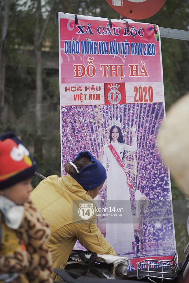 Update Miss Vietnam Do Thi Ha returns to the village: students, people lined up along the aisle, parents set up theaters to welcome crowded guests - Photo 13. Update Miss Vietnam Do Thi Ha returns to the village: students, people lined up along the aisle, parents set up theaters to welcome crowded guests - Photo 13.