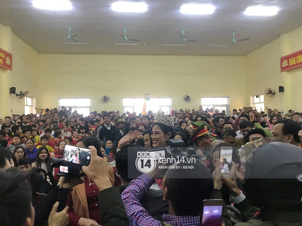 Hoa hậu Việt Nam Đỗ Thị Hà về làng: Người đẹp đeo vương miện, rạng rỡ phát biểu trước toàn thể người dân, Huyện Hậu Lộc thưởng 5 triệu đồng - Ảnh 10. Hoa hậu Việt Nam Đỗ Thị Hà về làng: Người đẹp đeo vương miện, rạng rỡ phát biểu trước toàn thể người dân, Huyện Hậu Lộc thưởng 5 triệu đồng - Ảnh 10.