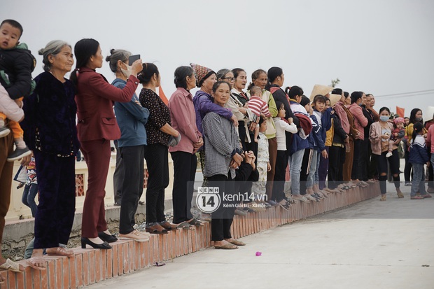 Miss Vietnam Update Do Thi Ha returns to the village: students, residents line the aisle, parents set up theaters to welcome busy guests - Photo 7. Miss Vietnam Update Do Thi Ha returns to the village: students, residents line the aisle, parents set up theaters to welcome busy guests - Photo 7.