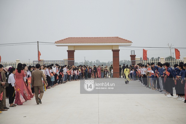 Miss Vietnam Update Do Thi Ha returns to the village: students, people in a row along the aisle, parents set up theaters to welcome busy guests - Photo 5. Miss Vietnam Update Do Thi Ha returns to the village: students, people lined up along the aisle, parents set up theaters to welcome busy guests - Photo 5.