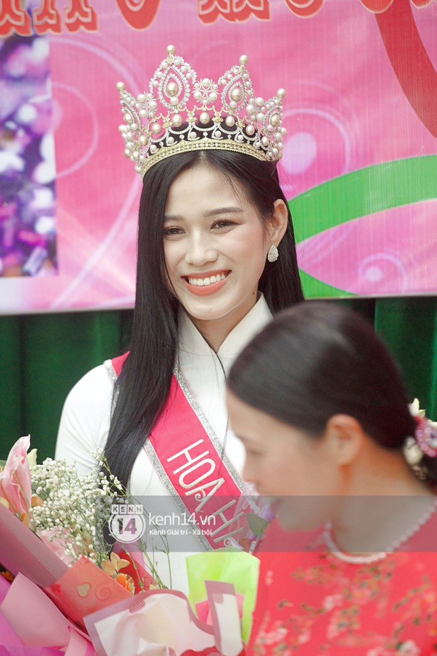 Hoa hậu Việt Nam Đỗ Thị Hà về làng: Người đẹp đeo vương miện, rạng rỡ phát biểu trước toàn thể người dân, Huyện Hậu Lộc thưởng 5 triệu đồng - Ảnh 5. Hoa hậu Việt Nam Đỗ Thị Hà về làng: Người đẹp đeo vương miện, rạng rỡ phát biểu trước toàn thể người dân, Huyện Hậu Lộc thưởng 5 triệu đồng - Ảnh 5.
