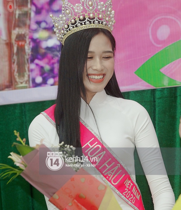 Hoa hậu Việt Nam Đỗ Thị Hà về làng: Người đẹp đeo vương miện, rạng rỡ phát biểu trước toàn thể người dân, Huyện Hậu Lộc thưởng 5 triệu đồng - Ảnh 6. Hoa hậu Việt Nam Đỗ Thị Hà về làng: Người đẹp đeo vương miện, rạng rỡ phát biểu trước toàn thể người dân, Huyện Hậu Lộc thưởng 5 triệu đồng - Ảnh 6.