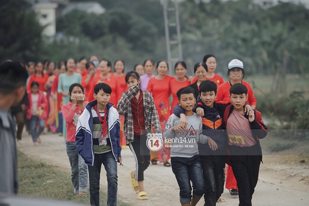 Miss Vietnam Update Do Thi Ha returns to the village: students, people lined up along the aisle, parents set up theaters to welcome crowded guests - Photo 8. Miss Vietnam Update Do Thi Ha returns to the village: students, people lined up along the aisle, parents set up theaters to welcome crowded guests - Photo 8.