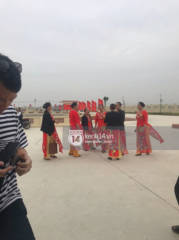 Nhìn Hoa hậu Đỗ Thị Hà về làng mà tưởng biển fan đón idol Kpop: Bà con vây kín cả khu vực, các bác gái lên đồ như đồng phục fandom - Ảnh 11.