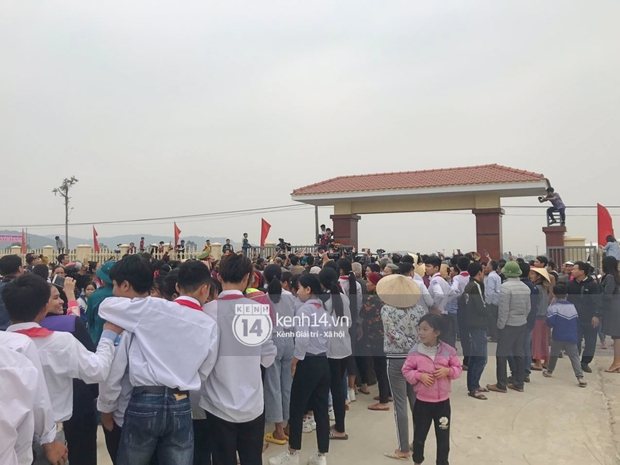 Hoa hậu Việt Nam Đỗ Thị Hà về làng: Người đẹp đeo vương miện, rạng rỡ phát biểu trước toàn thể người dân, Huyện Hậu Lộc thưởng 5 triệu đồng - Ảnh 25. Hoa hậu Việt Nam Đỗ Thị Hà về làng: Người đẹp đeo vương miện, rạng rỡ phát biểu trước toàn thể người dân, Huyện Hậu Lộc thưởng 5 triệu đồng - Ảnh 25.