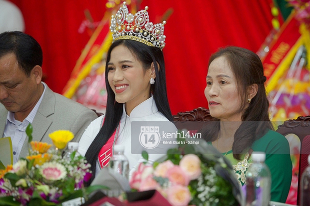 Hoa hậu Việt Nam Đỗ Thị Hà về làng: Người đẹp đeo vương miện, rạng rỡ phát biểu trước toàn thể người dân, Huyện Hậu Lộc thưởng 5 triệu đồng - Ảnh 7. Hoa hậu Việt Nam Đỗ Thị Hà về làng: Người đẹp đeo vương miện, rạng rỡ phát biểu trước toàn thể người dân, Huyện Hậu Lộc thưởng 5 triệu đồng - Ảnh 7.
