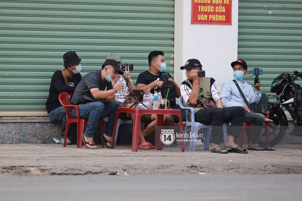 Streamer, YouTuber chen lấn tại đám tang nghệ sĩ Chí Tài, liên tục kêu gọi like và share gây nên cảnh tượng hỗn loạn - Ảnh 5.