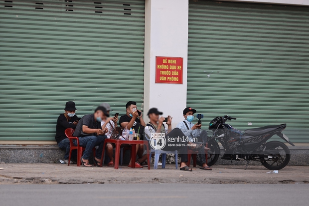 Streamer, YouTuber chen lấn tại đám tang nghệ sĩ Chí Tài, liên tục kêu gọi like và share gây nên cảnh tượng hỗn loạn - Ảnh 4.