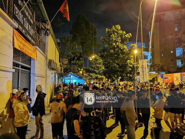 Streamer, YouTuber chen lấn tại đám tang nghệ sĩ Chí Tài, liên tục kêu gọi like và share gây nên cảnh tượng hỗn loạn - Ảnh 14.