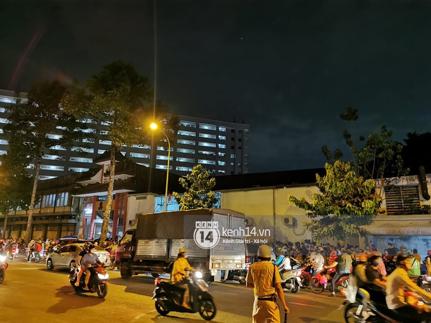 Streamer, YouTuber chen lấn tại đám tang nghệ sĩ Chí Tài, liên tục kêu gọi like và share gây nên cảnh tượng hỗn loạn - Ảnh 11.