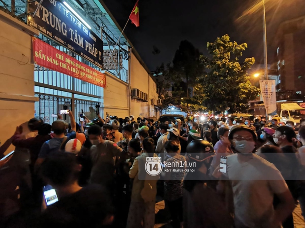 Streamer, YouTuber chen lấn tại đám tang nghệ sĩ Chí Tài, liên tục kêu gọi like và share gây nên cảnh tượng hỗn loạn - Ảnh 6.