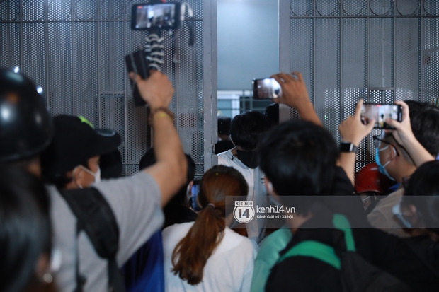 Streamer, YouTuber chen lấn tại đám tang nghệ sĩ Chí Tài, liên tục kêu gọi like và share gây nên cảnh tượng hỗn loạn - Ảnh 7.