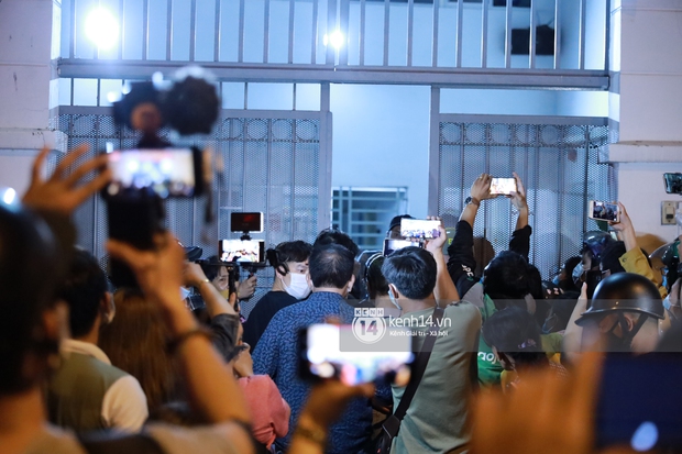 Streamer, YouTuber chen lấn tại đám tang nghệ sĩ Chí Tài, liên tục kêu gọi like và share gây nên cảnh tượng hỗn loạn - Ảnh 8.