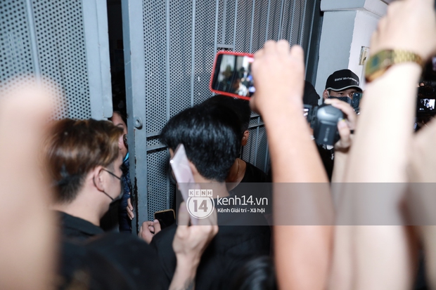 Streamer, YouTuber chen lấn tại đám tang nghệ sĩ Chí Tài, liên tục kêu gọi like và share gây nên cảnh tượng hỗn loạn - Ảnh 9.