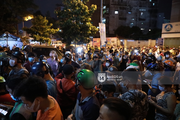 Streamer, YouTuber chen lấn tại đám tang nghệ sĩ Chí Tài, liên tục kêu gọi like và share gây nên cảnh tượng hỗn loạn - Ảnh 15.