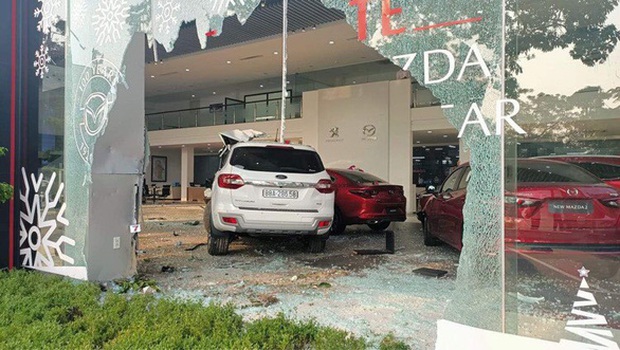 Nữ tài xế lái ô tô tông thẳng vào showroom, một người nhập viện cấp cứu - Ảnh 1. Nữ tài xế lái ô tô tông thẳng vào showroom, một người nhập viện cấp cứu - Ảnh 1.