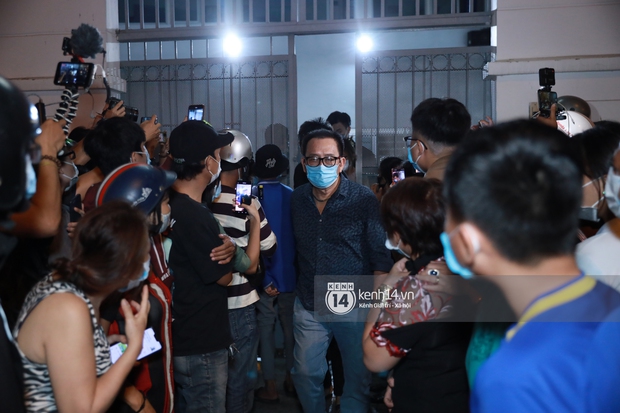 Streamer, YouTuber chen lấn tại đám tang nghệ sĩ Chí Tài, liên tục kêu gọi like và share gây nên cảnh tượng hỗn loạn - Ảnh 13.