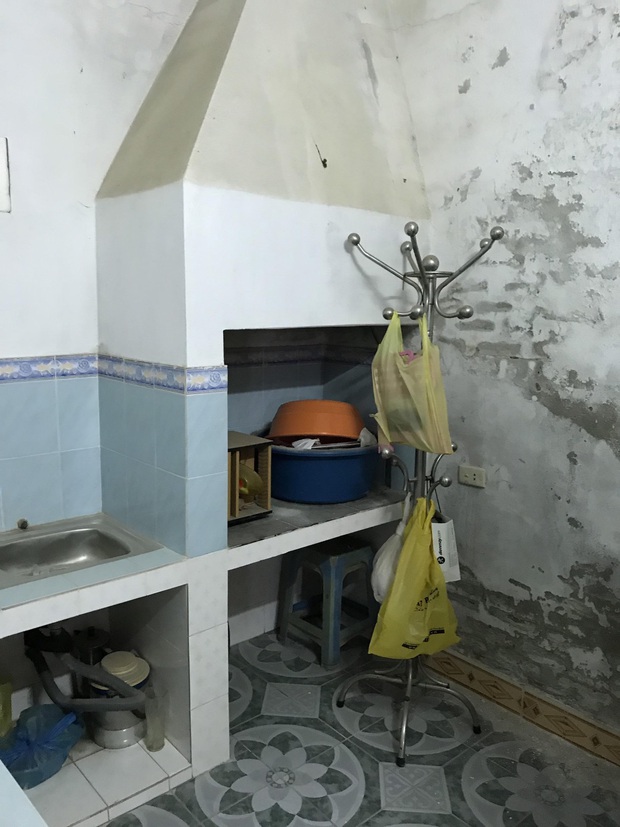 Nhà 40 năm xuống cấp trầm trọng nhưng người con quyết cải tạo chứ không bán, lý do phía sau cực xúc động - Ảnh 4. Nhà 40 năm xuống cấp trầm trọng nhưng người con quyết cải tạo chứ không bán, lý do phía sau cực xúc động - Ảnh 4.