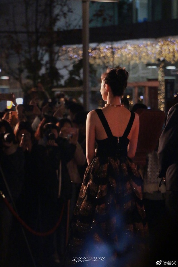 Từng bị chê bai body thậm thệ khi thành Nữ thần Kim Ưng, Victoria giờ khiến Cnet “quay xe” với ảnh bóng lưng sexy ngút ngàn - Ảnh 2.