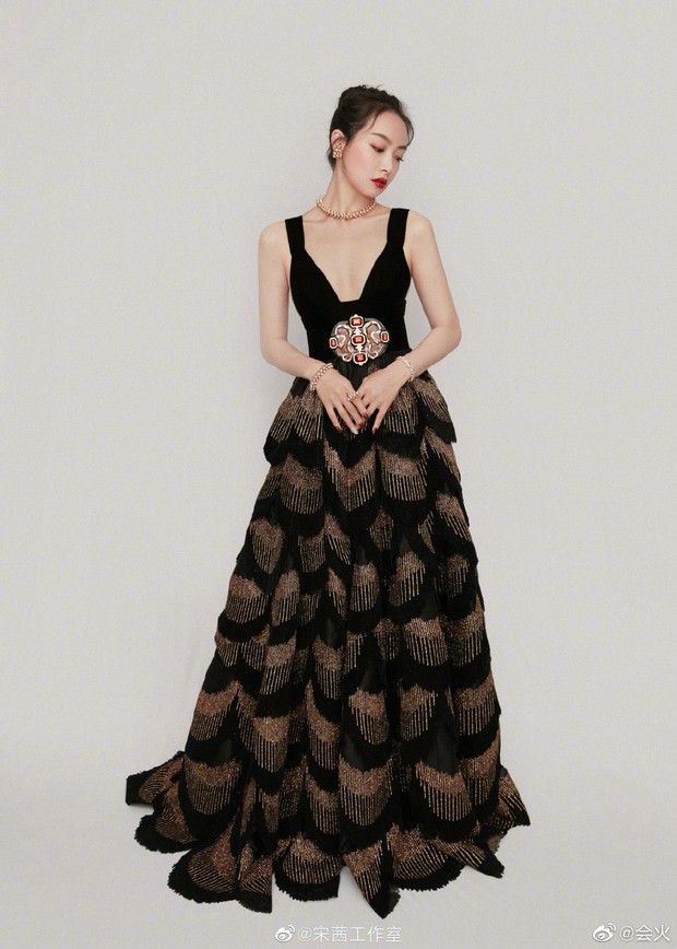 Từng bị chê bai body thậm thệ khi thành Nữ thần Kim Ưng, Victoria giờ khiến Cnet “quay xe” với ảnh bóng lưng sexy ngút ngàn - Ảnh 4.