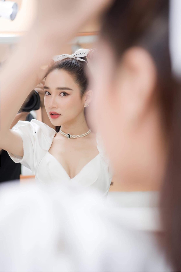 Nhã Phương là bà vợ được chiều nhất Vbiz: Chồng lo chuyện kiếm tiền, vợ sung sướng diện đồ Chanel 70 triệu đi dự sự kiện - Ảnh 2.