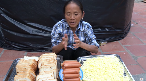 Bà Tân Vlog thành công mĩ mãn với món pizza làm từ bánh mì nhờ cách nướng mang phong cách riêng - Ảnh 1. Bà Tân Vlog thành công mĩ mãn với món pizza làm từ bánh mì nhờ cách nướng mang phong cách riêng - Ảnh 1.