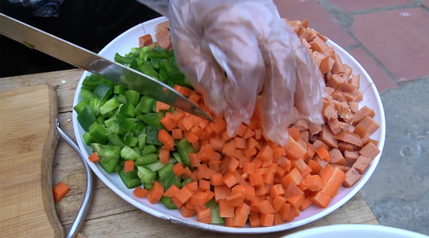 Bà Tân Vlog thành công mĩ mãn với món pizza làm từ bánh mì nhờ cách nướng mang phong cách riêng - Ảnh 2. Bà Tân Vlog thành công mĩ mãn với món pizza làm từ bánh mì nhờ cách nướng mang phong cách riêng - Ảnh 2.