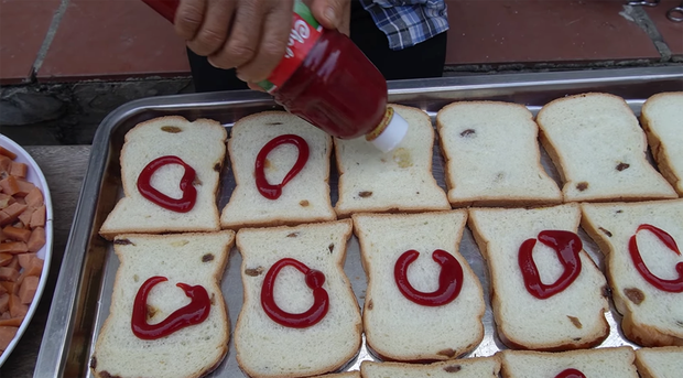 Bà Tân Vlog thành công mĩ mãn với món pizza làm từ bánh mì nhờ cách nướng mang phong cách riêng - Ảnh 4. Bà Tân Vlog thành công mĩ mãn với món pizza làm từ bánh mì nhờ cách nướng mang phong cách riêng - Ảnh 4.
