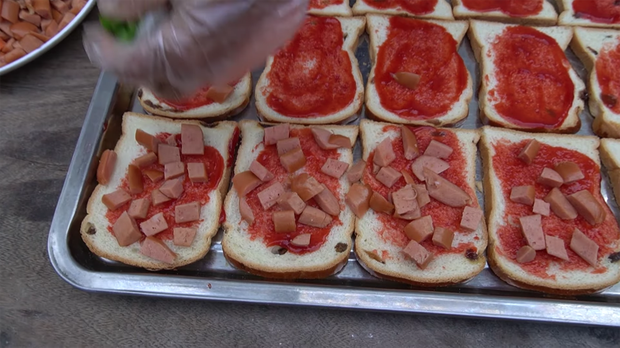 Bà Tân Vlog thành công mĩ mãn với món pizza làm từ bánh mì nhờ cách nướng mang phong cách riêng - Ảnh 5. Bà Tân Vlog thành công mĩ mãn với món pizza làm từ bánh mì nhờ cách nướng mang phong cách riêng - Ảnh 5.
