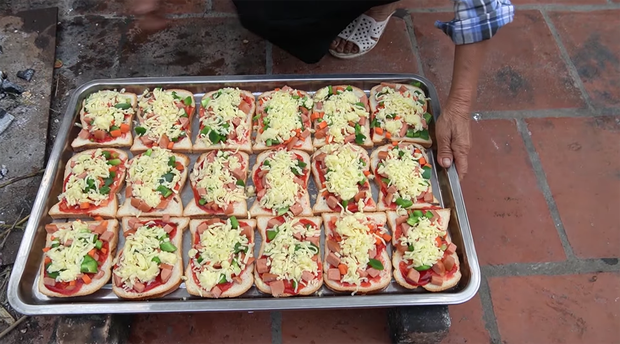 Bà Tân Vlog thành công mĩ mãn với món pizza làm từ bánh mì nhờ cách nướng mang phong cách riêng - Ảnh 6. Bà Tân Vlog thành công mĩ mãn với món pizza làm từ bánh mì nhờ cách nướng mang phong cách riêng - Ảnh 6.