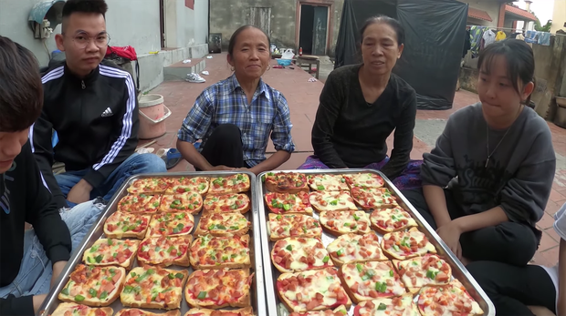 Bà Tân Vlog thành công mĩ mãn với món pizza làm từ bánh mì nhờ cách nướng mang phong cách riêng - Ảnh 8. Bà Tân Vlog thành công mĩ mãn với món pizza làm từ bánh mì nhờ cách nướng mang phong cách riêng - Ảnh 8.