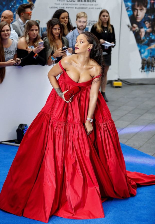 Rihanna đúng là nữ hoàng thảm đỏ của Hollywood: Bức tử vòng 1 ngồn ngộn, mặc như nude 100%, đẹp nhất lại là lúc hở tinh tế - Ảnh 6. Rihanna đúng là nữ hoàng thảm đỏ của Hollywood: Bức tử vòng 1 ngồn ngộn, mặc như nude 100%, đẹp nhất lại là lúc hở tinh tế - Ảnh 6.