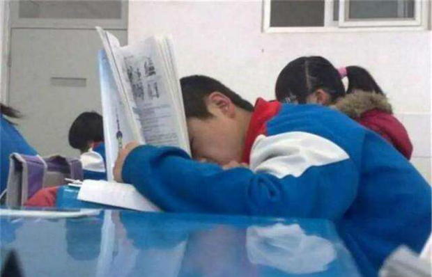 Giáo viên hách dịch nói: Mời cha mẹ có con bét nhất phát biểu, bà mẹ tức giận đáp 1 câu khiến cả lớp sững người xấu hổ - Ảnh 2. Giáo viên hách dịch nói: Mời cha mẹ có con bét nhất phát biểu, bà mẹ tức giận đáp 1 câu khiến cả lớp sững người xấu hổ - Ảnh 2.